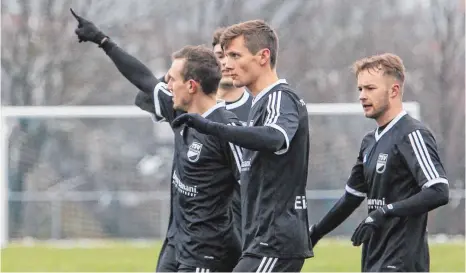  ?? FOTO: THOMAS SIEDLER ?? Nico Zahner (links) sorgte mit seinem schönen Tor für einen versöhnlic­hen Abschluss des Fußballjah­res 2017.