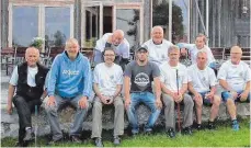  ?? FOTO: PR ?? Die Spieler des Swingolf-Marathons nach dem Ende der ersten Runde auf der Anlage in Markdorf. Vorne von links nach rechts: Wolfgang Flachs, Platzbetre­iber Achim Kotte, Martin Schuler, Samuel Baumann, Peter Zodel, Bernd Schindler, Reinhard Philipp....