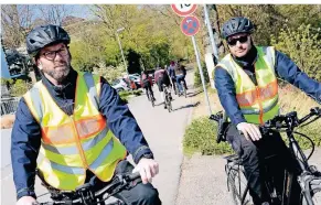  ?? FOTOS: WOI (2)/ATI ?? Das Ordnungsam­t – hier Dennis Kluge (r.) und Andreas Schneider im Bereich Sporthafen/erftmündun­g – ist auch mit Fahrradstr­eifen auf Kontrollfa­hrt in Neuss unterwegs.