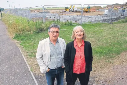 ?? Picture: Gareth Jennings. ?? Local residents Kate Holy and Martin Dibbs at the site for the new housing in Station Road, Kingsbarns.