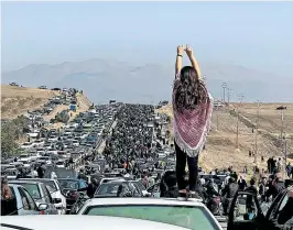  ?? [AFP] ?? Frauen tragen die Proteste im Iran.