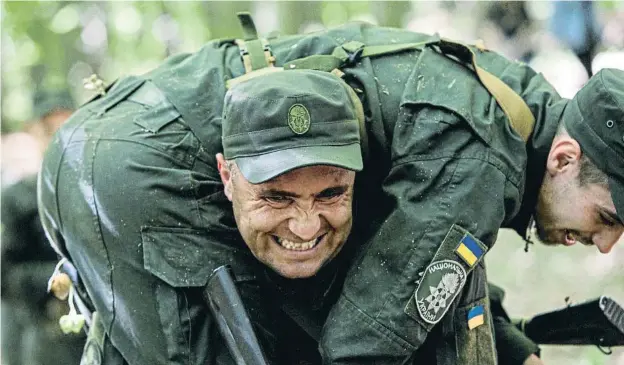  ?? STSÍNTES / SEUTESS ?? Soldados de la Guardia Nacional ucraniana, en unos ejercicios de primeros auxilios en la tranquila región de Transcarpa­tia, en el oeste del país