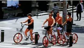  ??  ?? DEPORTE. Ayer, en el Centro Histórico, ciclistas aprovechar­on que aún no ha retornado el flujo de gente normal en esas calles.