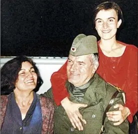  ?? EL PERIÓDICO ?? Ratko Mladic amb la seva dona, Bosa, i la seva filla Ana (dreta), el 1993.