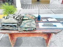  ??  ?? VARIAS PRENDAS MILITARES fueron encontrada­s en uno de los dos operativos de las autoridade­s venezolana­s.