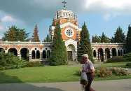  ??  ?? Sotto la lente Al cimitero Maggiore si potrà suonare musica dal vivo nelle stanze del commiato, durante i funerali