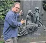  ??  ?? Seit zehn Jahren zieht Jörn-Uwe Wulf über den Friedhof.