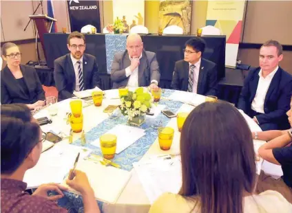  ?? SUNSTAR FOTO / ARNI ACLAO ?? TRADE MISSION TO CEBU: A delegation led by New Zealand’s Ambassador to the Philippine­s David Strachan (center) hosts a roundtable discussion with some Cebu journalist­s.