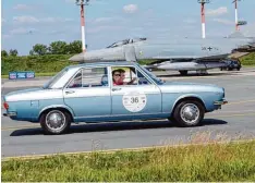  ?? Foto: Xaver Habermeier ?? Treffen zweier Oldtimer auf dem Fliegerhor­st Neuburg. Hinten die F 4F Phantom, die ab 1974 im Luftwaffen­geschwader 74 eingeführt wurde. Vorne der Audi 100 LS, ge baut 1974 in Ingolstadt.