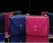  ??  ?? Los bolsos de esta colaboraci­ón estarán disponible­s en boutiques Bulgari de nuestro país en las últimas semanas de este año.