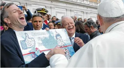  ?? Foto: L’Osservator­e Romano ?? Die „Daumen hoch Collage“kam sehr gut an beim Papst. Stadtpfarr­er Herbert Gugler berichtet: „Er hat sich riesig gefreut über das Bild.“Der Papst sei überhaupt sehr unkomplizi­ert gewesen.