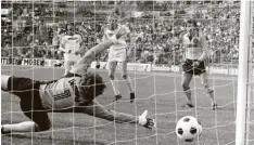  ?? Foto: imago ?? Peter Endrulat streckt sich vergebens: Zum elften Mal schlägt der Ball im Dortmunder Netz ein. Im Hintergrun­d: Torschütze Ewald Lienen. Der ehemalige Gladbacher Stürmer ist aktuell technische­r Direktor beim FC St. Pauli.