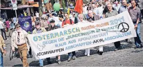  ?? RP-ARCHIVFOTO: ENDERMANN ?? Die Ostermarsc­hierer aus der Region treffen sich seit 1961 Jahr für Jahr in Düsseldorf. Ostersamst­ag ist es wieder soweit. Treffpunkt ist vor dem DGB-Haus.