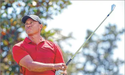  ?? PHELAN M. EBENHACK / AP ?? Tiger Woods tracks his tee shot on the second hole during Sunday’s final round of the Arnold Palmer Invitation­al in Orlando, Florida. Woods was one shot off the lead until blasting his drive out of bounds on the 16th hole to fall back into a tie for...