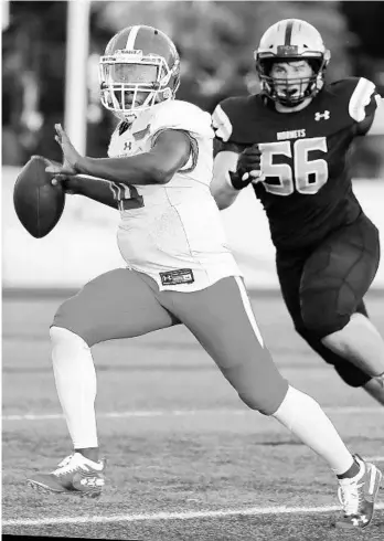  ?? STEPHEN M. DOWELL/ORLANDO SENTINEL ?? Edgewater High’s Canaan Mobley (10) scrambles away from Bishop Moore’s Charlie Rolenc (56) in a game last season.