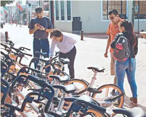  ?? Foto: José T. Méndez. ?? El desconocim­iento de cómo habilitar el vehículo y de las condicione­s de su operación desconcert­ó ayer a algunos paseantes, otros no sabían que hay que pagar con tarjeta en las estaciones. /