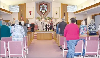  ?? Rachel Dickerson/The Weekly Vista ?? The choir and congregati­on at Highland Christian Church sing at the end of the service on April 16 as the church celebrated its 25th anniversar­y.