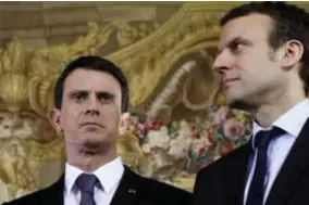  ?? FOTO AFP ?? Manuel Valls (links) vorig jaar met Emmanuel Macron. Toen waren de twee nog respectiev­elijk premier en minister van Economie.