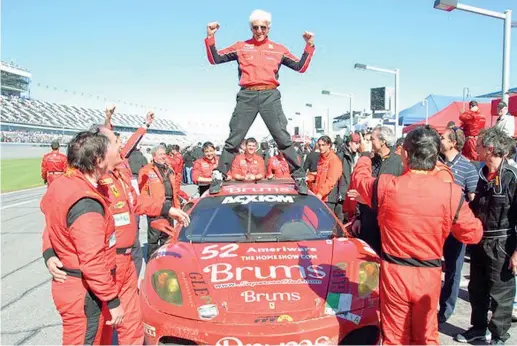  ??  ?? Negli Usa L’esultanza di Joe Castellano dopo aver concluso la 24 ore di Daytona, nel 2009. La gara, in team con altri piloti (Bertuzzi, Pirri, Montanari e Wagner), lo vide al volante di una Ferrari F430: in quella gara prototipi di «resistenza» ottennero il quarantesi­mo posto