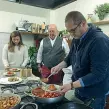  ??  ?? Vip ai fornelli Andrew Zimmern da Mamma Agata presiede alla preparazio­ne delle polpette al sugo