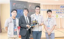  ??  ?? Masami Ikura and first runner-up Team Double E from King Mongkut’s University of Technology North Bangkok.