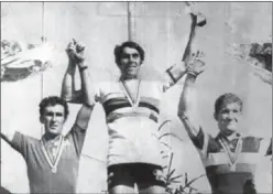  ??  ?? Marino Basso, en el podio del Mundial de 1972, con Bitossi y Guimard.