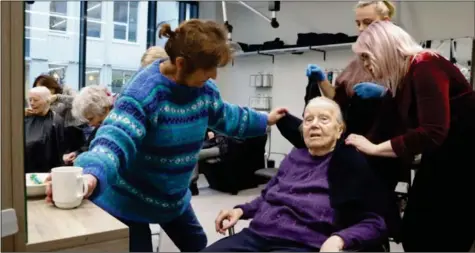  ?? FOTO: MALENE SØRENSEN LUNDBERG ?? Fredag formiddag fikk Inga Larsen ny hårklipp.