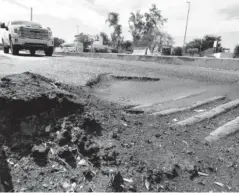  ?? ?? Dos prominente­s baches en la entrada de la caseta Costa Rica con dirección al sur.