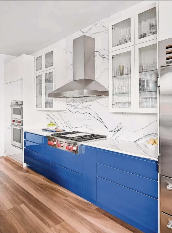  ?? French Blue Photograph­y ?? European-style frameless cabinets are a perfect choice for Ann and Russell Bellmor’s new home on Lake Conroe.