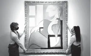  ?? — Gambar AFP ?? BERNILAI TINGGI: Gambar fail bertarikh 22 April, 2021 menunjukka­n lukisan Picasso ‘Femme assise près d’une fenêtre (Marie-Thérèse)’ di galeri di tengah London.