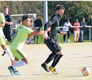  ??  ?? Hier langt Mehmet Akarsu (l.) vom TDFV Viersen gegen Patrick Hinz vom Dülkener FC zu. Beide Spieler wurden in der zweiten Halbzeit des Stadtderby­s eingewechs­elt.