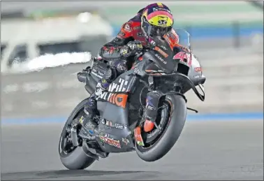 ?? ?? Aleix Espargaró pilota la Aprilia RS-GP durante el GP de Qatar de MotoGP del pasado fin de semana.