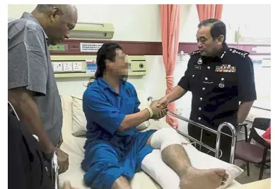  ??  ?? Job well done: Comm Mazlan visiting the injured policeman at UMMC while former IGP Tan Sri Musa Hassan looks on. The officer’s identity is being withheld for his safety.