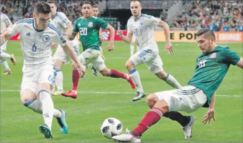  ??  ?? El delantero yucateco Henry Martín intenta dar un pase. A la izquierda, Hugo Ayala se anticipa a su marcador para rematar y conseguir el solitario gol de la diferencia. Abajo, Carlos Vela, en disputa por el balón