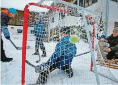  ?? Symbolfoto: Matthias Becker ?? Sich draußen austoben, statt Bücher zu wälzen: Bei vielen Schülern war die Freude wohl groß, als es am Montag „Schneefrei“hieß.