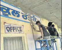  ?? HT PHOTO ?? Youths painting a wall of Government Primary School, Rattoke, in Sangrur on Sunday