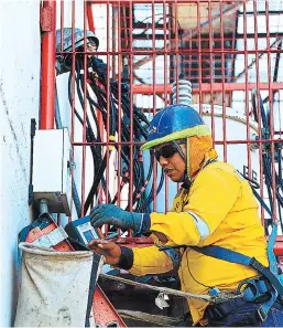  ?? FOTO: EL HERALDO ?? Personal de EEH y la ENEE comenzaron el lunes anterior a suspender y sancionar a clientes que estaban hurtando energía.