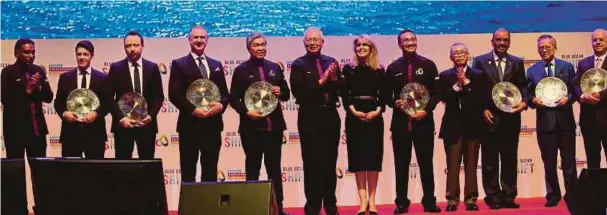  ??  ?? NAJIB dan Ahmad Zahid bersama penerima Anugerah Global Blue Ocean Shift di KLCC, semalam.