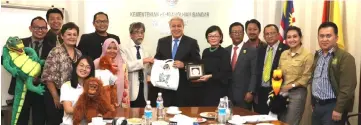  ??  ?? Awang Tengah (seventh right) receives a memento from Mashor, who leads the delegates from IPS Congress 2022 organising committee, MPS, SCB, SFC, BCCK and Place Borneo for the courtesy call.