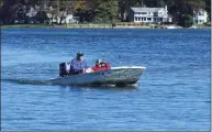  ?? Erik Trautmann / Hearst Connecticu­t Media ?? Boaters motor on Holly Pond in Stamford.