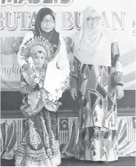  ??  ?? JOHAN peragaan pakaian tradisiona­l Nuraisyah Arma Arfah dari SK Kampung Titingan.
