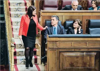  ?? EMILIA GUTIÉRREZ ?? Adriana Lastra se acerca a la tribuna del Congreso para defender la posición del PSOE