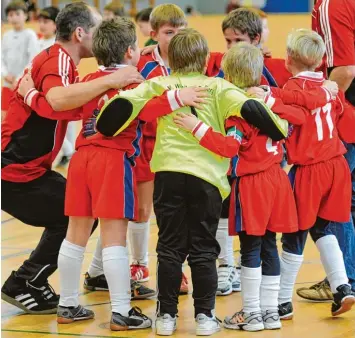  ?? Archivfoto: Izsó ?? Nun rollt der Ball wieder in der Halle: Für die Futsal Kreismeist­erschaften haben insgesamt 179 Mannschaft­en gemeldet. Am Wochenende stehen wieder einige Vorrundent­urniere auf dem Programm.