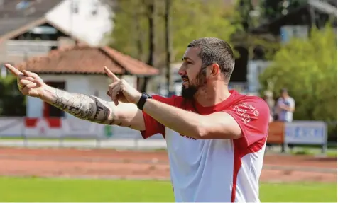  ?? Foto: Michael Hochgemuth ?? Dreimal innerhalb von sieben Tagen muss Merings Trainer Sascha Mölders seinen Akteuren Anweisunge­n geben. Am Sonntag steht der MSV vor einem eminent wichtigen Heimspiel gegen den FC Memmingen II.