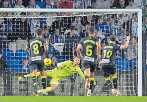  ?? ?? Embarba lanza por el medio, con Remiro batido, el penalti que supuso el empate del Almería en el Reale Arena.