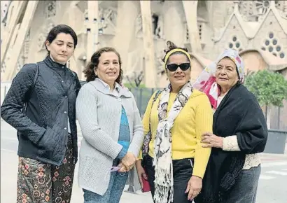  ?? MAYKA NAVARRO ?? La cuatro mujeres de la familia Tugores atrapadas en Barcelona y que ayer se acercaron a la Sagrada Família