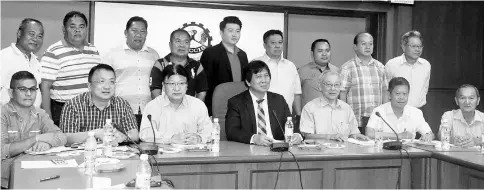  ??  ?? Mussen (seated, centre), Ngui (seated, third left) and others in a group photograph after the briefing.