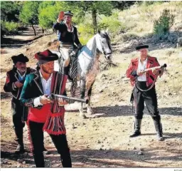  ?? RTVE ?? Unos bandoleros en el episodio de ‘Históricos anónimos’ dedicado al siglo XIX.