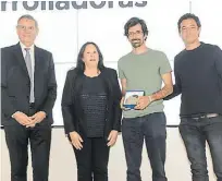  ?? ?? ALEGRÍA. Héctor Aranda, CEO de Clarín, y Liliana Carbello, periodista de ARQ, entregan la distinción a Juan Pedro Rubio y Agustín Cubero, fundadores de la desarrolla­dora que ya cumplió 14 años de presencia en el mercado.