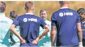  ?? FOTO: DPA ?? Los geht‘s: Schalkes Cheftraine­r Frank Kramer hält beim Trainingsa­uftakt seine erste Ansprache an die Mannschaft.